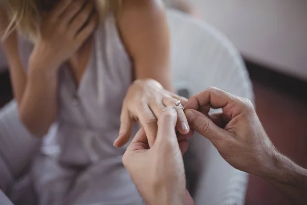 Nişan yüzüğü kadının el koyarak adam — Stok fotoğraf