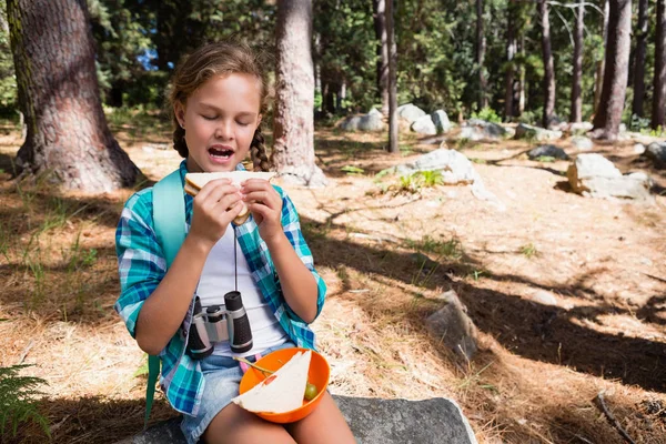 Flicka med smörgåsar i skogen — Stockfoto