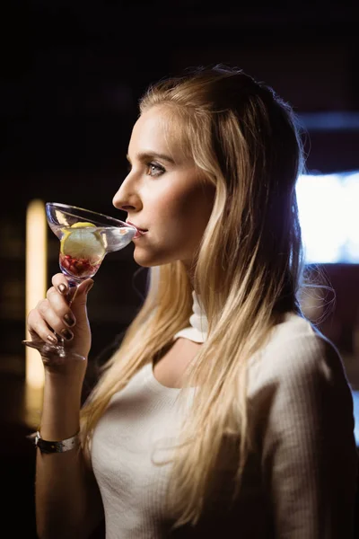 Eftertänksam kvinna dricka martini — Stockfoto