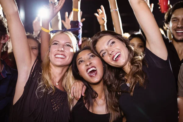Женщин-друзей, наслаждающихся музыкальным фестивалем — стоковое фото