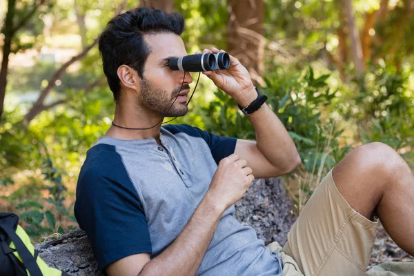 Mannen som tittar igenom kikaren — Stockfoto