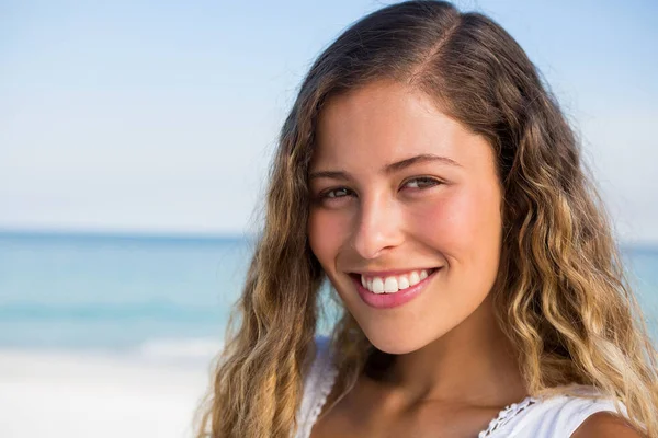 Piękna kobieta uśmiechający się na plaży — Zdjęcie stockowe
