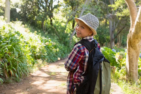 Chico mirando atrás en el bosque — Foto de Stock