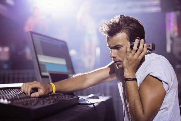 Macho dj actuando en nightclub — Foto de Stock