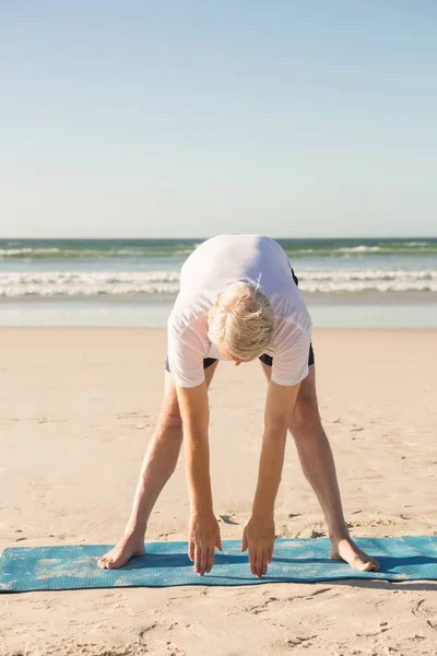 Man tränar på stranden — Stockfoto