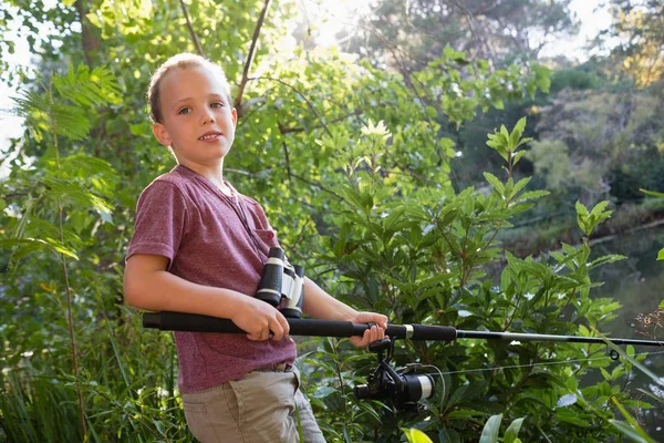 Menino pesca na floresta — Fotografia de Stock