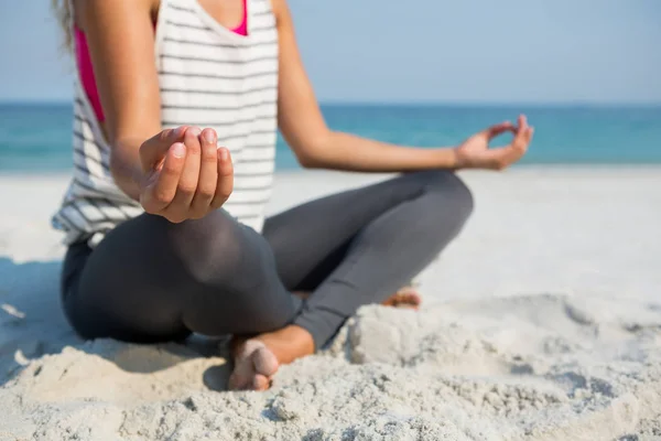 Mujer meditando en la playa — Foto de Stock