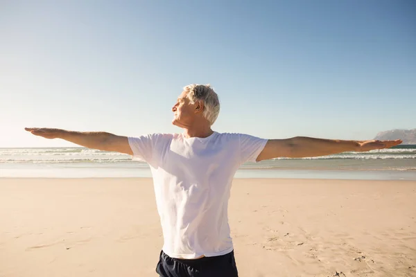 Hombre haciendo ejercicio en la playa — Foto de Stock