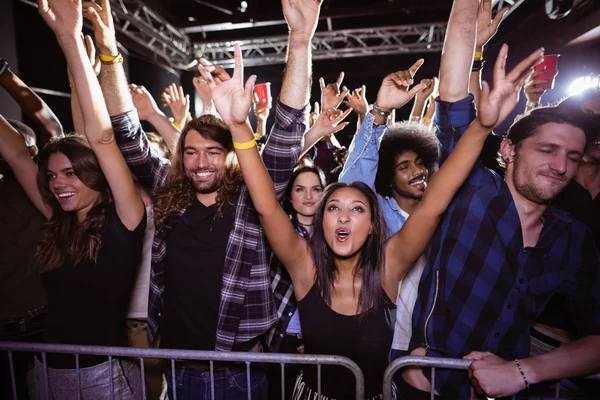 Multidão desfrutando no festival de música — Fotografia de Stock