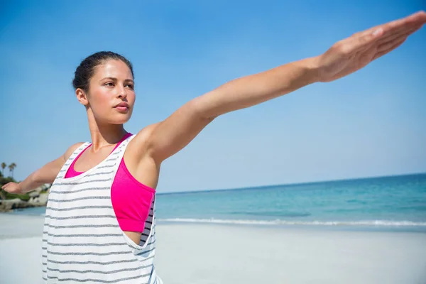 Kadın uzanmış silah kumsalda egzersiz ile — Stok fotoğraf