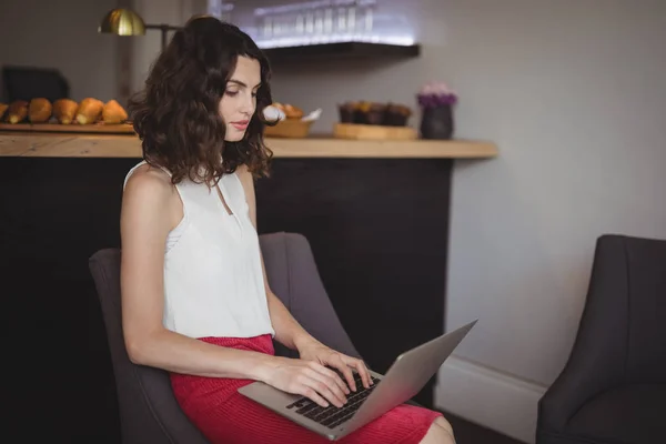 Hermosa mujer usando portátil — Foto de Stock