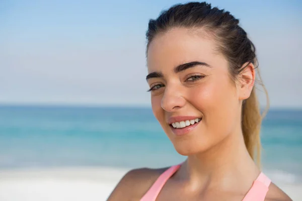 Sorridente bella donna in spiaggia — Foto Stock