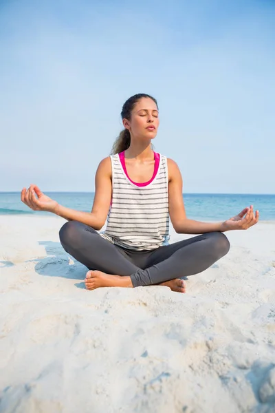 Vrouw met ogen gesloten mediteren op strand — Stockfoto