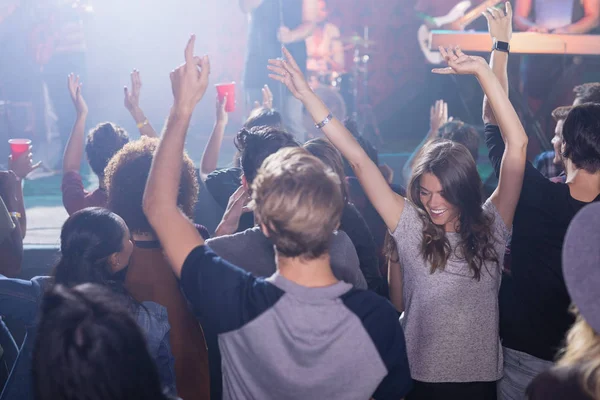 Alegre fans bailando en discoteca — Foto de Stock