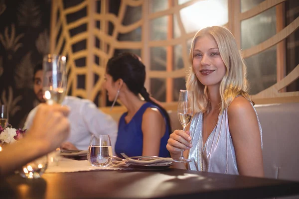 Mujer con copa de champán en el restaurante — Foto de Stock