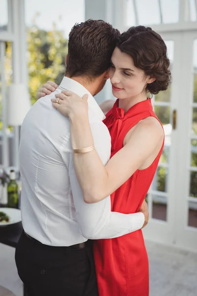 Romantisch paar omhelzen elkaar — Stockfoto