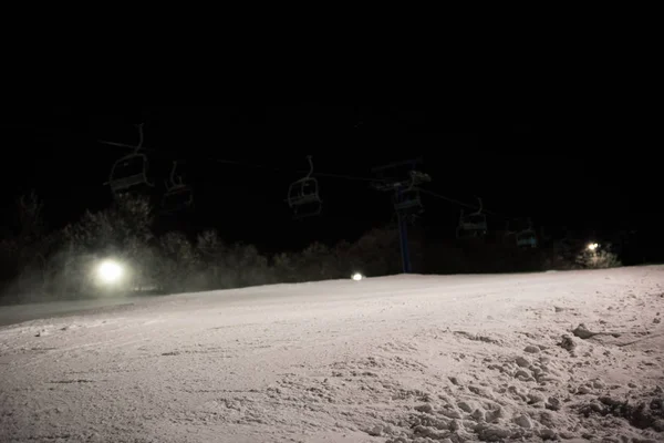Ski lift geceleri karlı manzara üzerinde — Stok fotoğraf