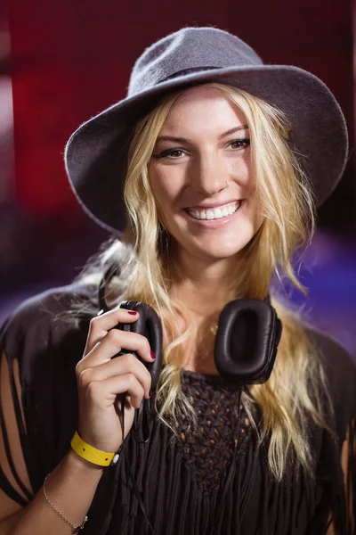 Glimlachende vrouw met koptelefoon — Stockfoto