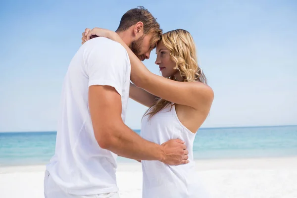 Coppia affettuosa in spiaggia — Foto Stock