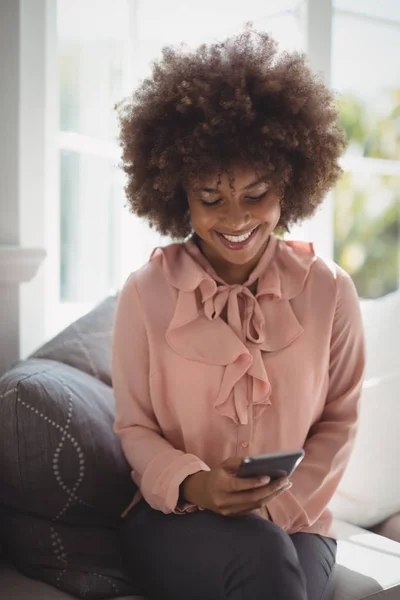 Mulher feliz usando telefone celular — Fotografia de Stock