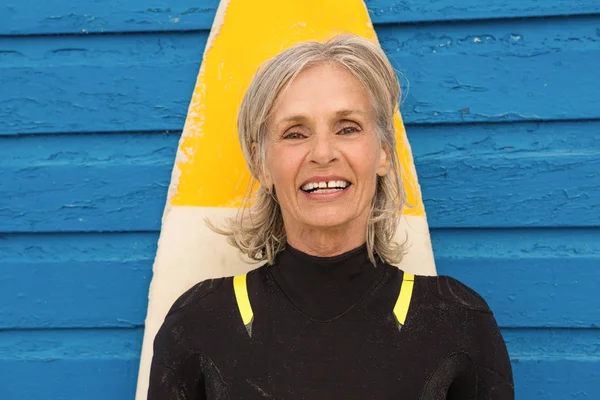 Donna in piedi con tavola da surf — Foto Stock