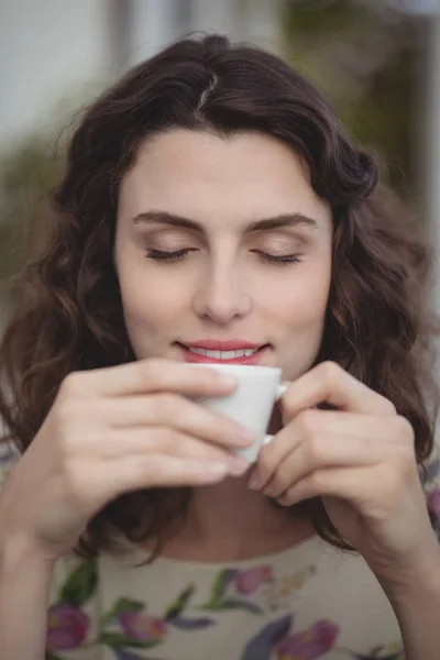 Hermosa mujer tomando café — Foto de Stock