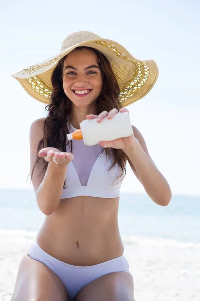 Vrouw gieten crème op palm — Stockfoto