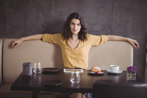 Frau sitzt in Restaurant — Stockfoto
