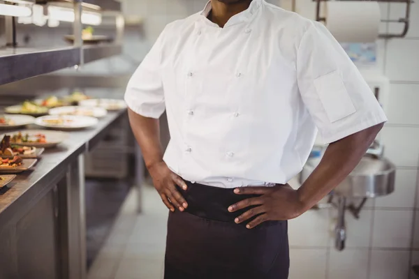 Шеф-повар, стоящий с руками на бедре — стоковое фото