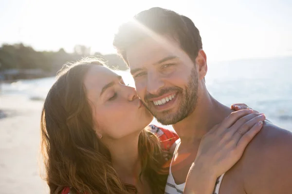 Hombre siendo besado por novia en la playa —  Fotos de Stock