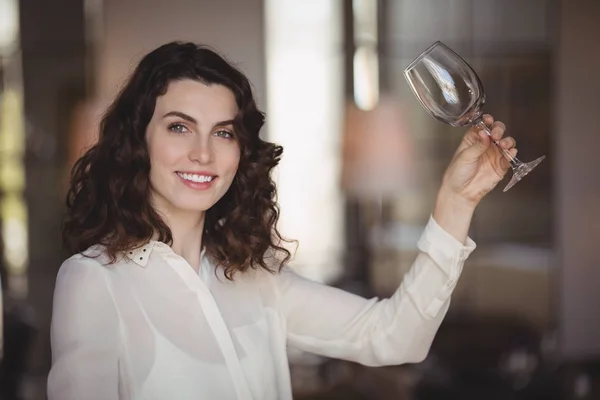 Camarera sosteniendo copa de vino — Foto de Stock