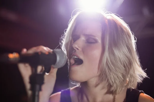 Cantante femenina cantando en el club nocturno — Foto de Stock