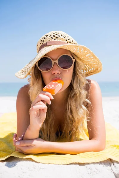 Frau isst Eis am Stiel und entspannt am Strand — Stockfoto