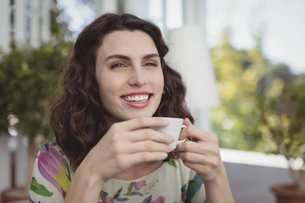 Hermosa mujer tomando café — Foto de Stock