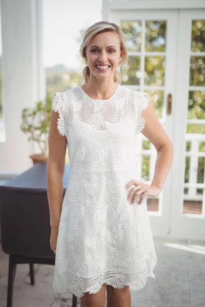 Woman standing in restaurant — Stock Photo, Image