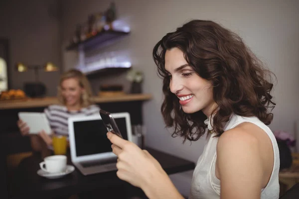 Jovem mulher usando telefone celular — Fotografia de Stock