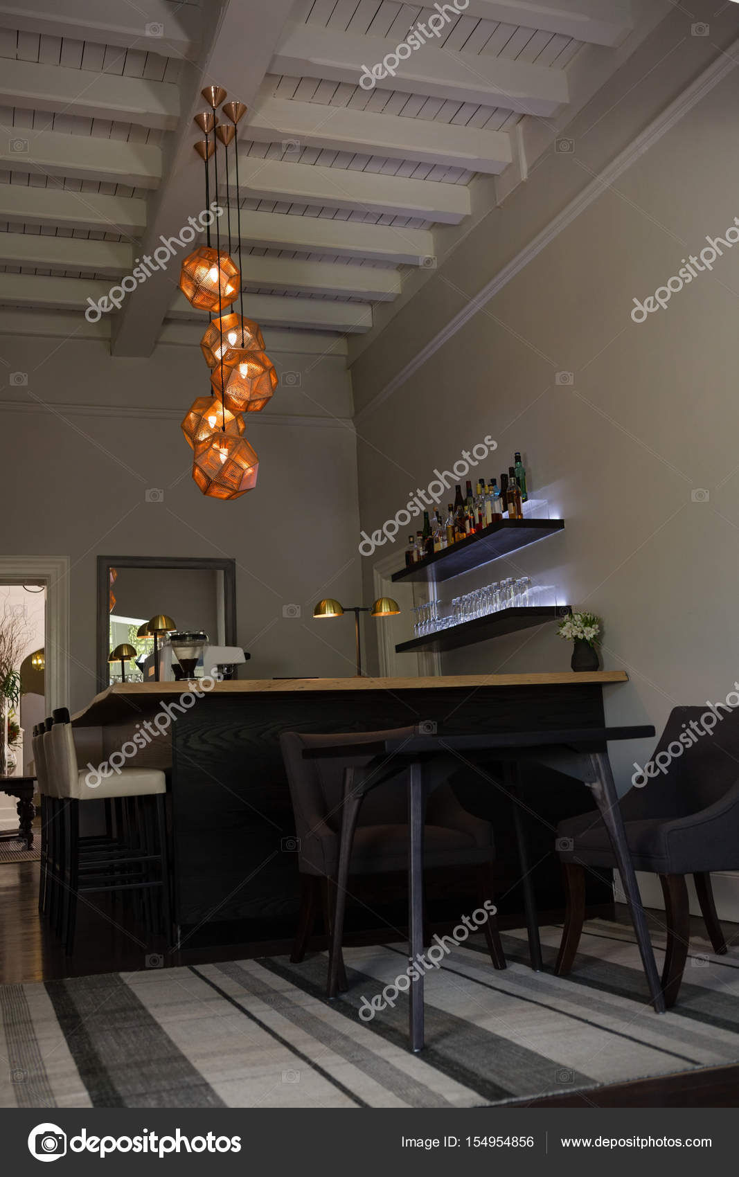 https://st3.depositphotos.com/1518767/15495/i/1600/depositphotos_154954856-stockafbeelding-decoratie-van-de-verlichting-boven.jpg