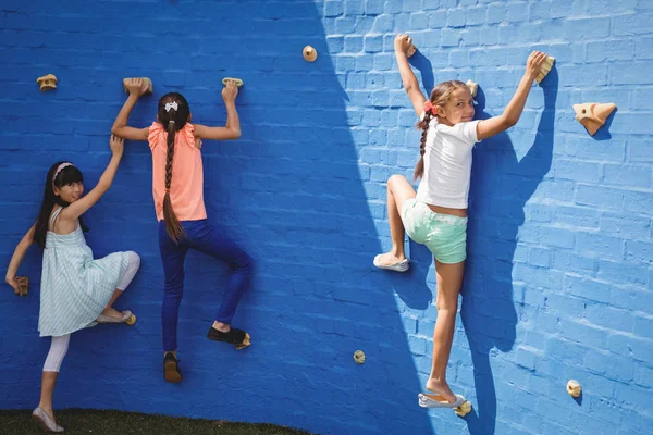 Enfants escalade mur à l'école — Photo