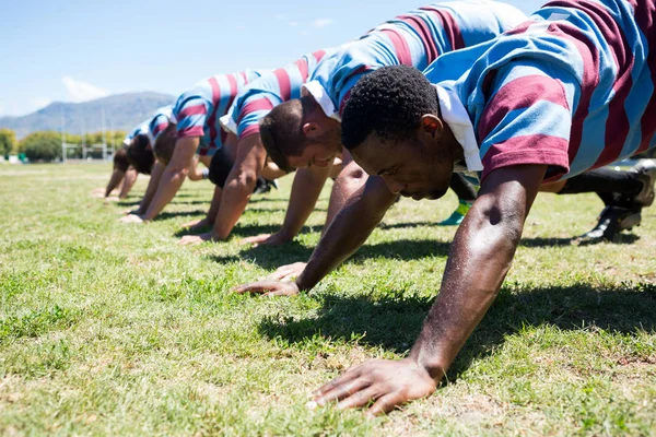 Equipo de rugby haciendo ejercicio — Foto de Stock
