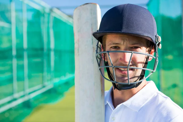 Jugador de cricket con casco de murciélago — Foto de Stock