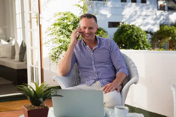 Mature businessman talking on phone — Stock Photo, Image