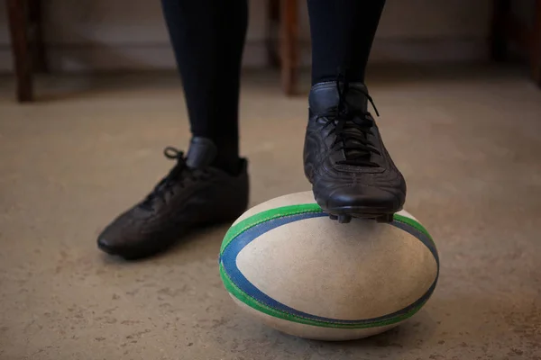 Hráč s nohou na rugby míč — Stock fotografie