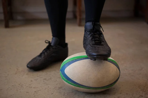 Jogador com perna na bola de rugby — Fotografia de Stock