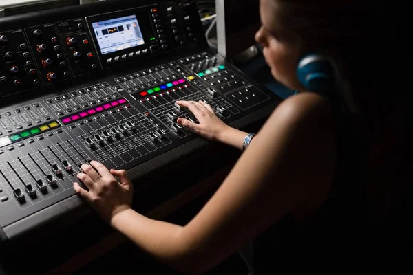 Ingeniera de audio femenina usando mezclador de sonido —  Fotos de Stock