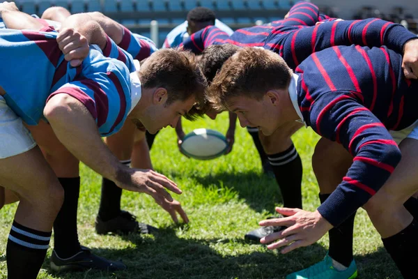 Homens jogando rugby no campo gramado — Fotografia de Stock