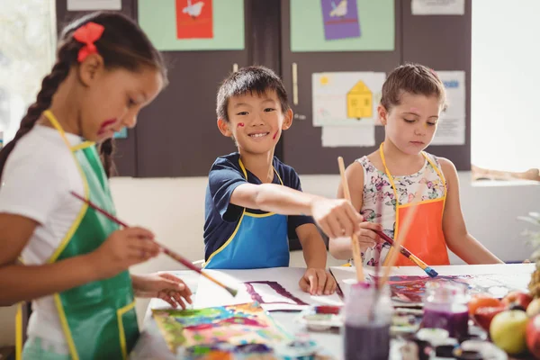 Studenti che praticano il disegno — Foto Stock