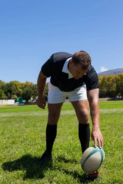 Jogador jogando rugby em campo — Fotografia de Stock