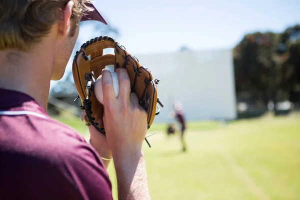 Baseball dzban gospodarstwa piłkę — Zdjęcie stockowe