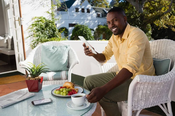 Man having coffee cup while holding tablet — Stock Photo, Image