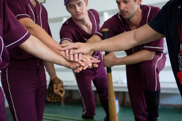 Equipe de beisebol fazendo alta cinco — Fotografia de Stock